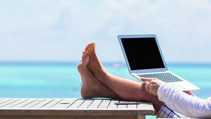 &nbsp; (De plus en plus de salariés restent en contact avec leur travail, même pendant les vacances © Fotolia)