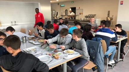 Des élèves internes du collège de Gacé (Orne) à la cantine du soir. (ALEXIS MOREL / RADIO FRANCE)