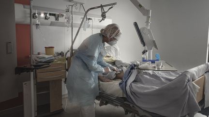 Un malade du Covid-19 dans le service pneumologie de l'hôpital de Carcassonne (Aude), le 1er décembre 2020. (IDRISS BIGOU-GILLES / HANS LUCAS / AFP)