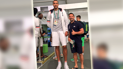 Le rugbyman Julien Candelon prend la pose avec le basketteur Rudy Gobert, avant la cérémonie d'ouverture des JO de Rio, le 5 août 2016. (JULIEN CANDELON / TWITTER)