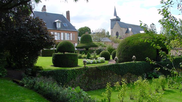 Le Jardin des Ifs dans le village classé et fleuri de roses de Gerberoy dans l'Oise (LE JARDIN DES IFS / YANN MONEL)