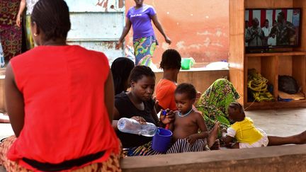 On estime qu'une trentaine d'enfants vit en cellule au Burkina Faso, où sont incarcérées quelque 300 femmes. S'il existe des bébés en prison partout dans le monde, y compris dans les pays occidentaux, au Burkina, la faiblesse des moyens de l'Etat fait que leurs conditions de vie sont des plus inquiétantes. (ISSOUF SANOGO / AFP)