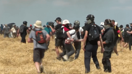 Mégabassines : des centaines d’opposants ont manifesté dans la Vienne (France 2)