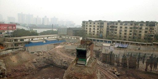 «Maison clou» sur un chantier immobilier à Chongqing, le 13 Mars 2007. (Ran wen/IC)