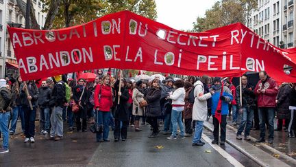 Des professeurs des &eacute;coles manifestent contre la r&eacute;forme des rythmes scolaires, le 14 novembre 2013 &agrave; Paris. (  MAXPPP)