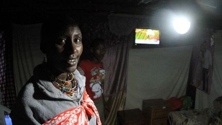 Ntanin Ene Kintalel dispose de l'électricité grâce à l'énergie solaire dans sa case à Manyatta, au Kenya (20 avril 2018).
 (Jeff Angote / DPA)