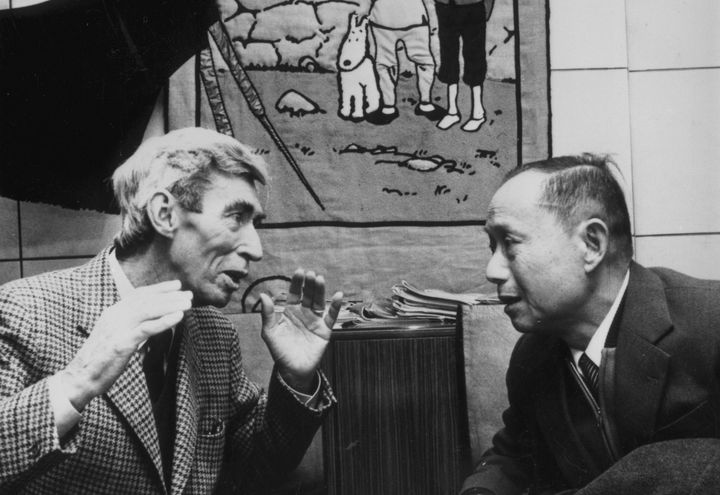 Hergé et Tchang discutent lors des retrouvailles entre les deux hommes, à Bruxelles (Belgique), en mars 1981. (KEYSTONE / HULTON ARCHIVE / GETTY IMAGES)