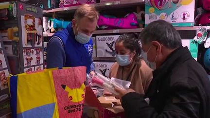 Comme chaque année, des centaines de milliers de cadeaux sont revendus après Noël. Un chiffre en augmentation de 15% par rapport à l’an dernier.&nbsp;&nbsp; (CAPTURE ECRAN FRANCE 2)