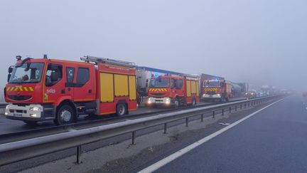 Un carambolage impliquant une trentaine de véhicules sur l'A72 au nord de Saint-Etienne (Loire), le 5 décembre 2022, a fait au moins un mort et plusieurs blessés. (SAPEURS-POMPIERS DE LA LOIRE / SDIS 42 / TWITTER)