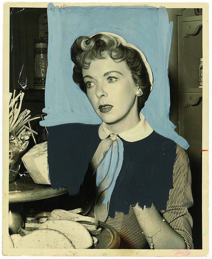 La com&eacute;dienne Ida Lupino, dans la s&eacute;rie am&eacute;ricaine Four Star Playhouse, diffus&eacute;e entre 1952 et 1956. L'arri&egrave;re-plan est recouvert de gouache bleu clair et son tailleur &agrave; rayure est recouvert partiellement de peinture noire opaque qui supprime la main. (DR)