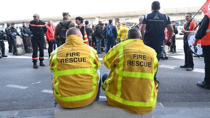 Des pompiers en grève devant le terminal 2E de l'aéroport de Roissy-Charles-de-Gaulle, le 1er juillet 2022. (MAXPPP)