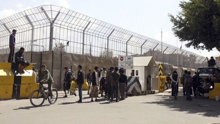 &nbsp; (L'entrée de l'ambassade de France, à Sanaa © REUTERS/Mohamed al-Sayaghi)