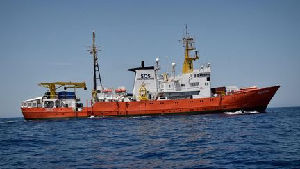 L'"Aquarius", le 6 mai 2018, en Méditerranée.&nbsp; (LOUISA GOULIAMAKI / AFP)