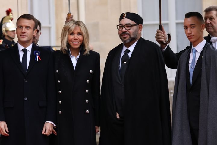 Le président Emmanuel Macron et sa compagne Brigitte Macron accueillent le roi du Maroc Mohammed VI et le prince Moulay el-Hassan, le 11 novembre 2018. (ANTOINE GYORI / CORBIS / GETTY IMAGES)