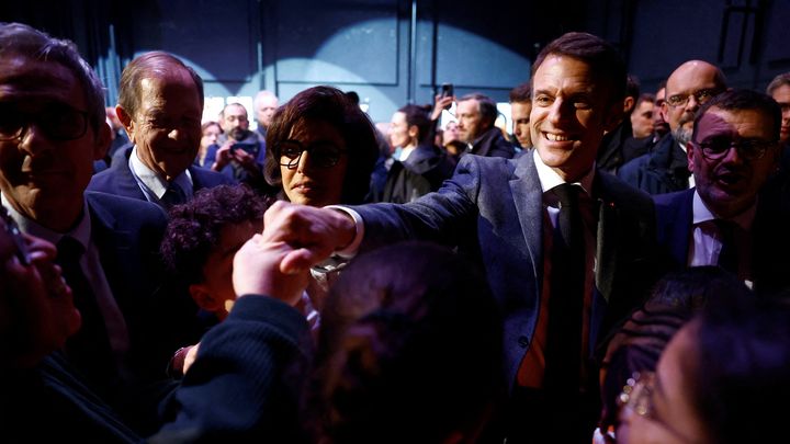 Emmanuel Macron et Rachida Dati serrent des mains lors d'une visite à Clichy-sous-Bois (Seine-Saint-Denis), le 18 janvier 2024. (CHRISTIAN HARTMANN / POOL)