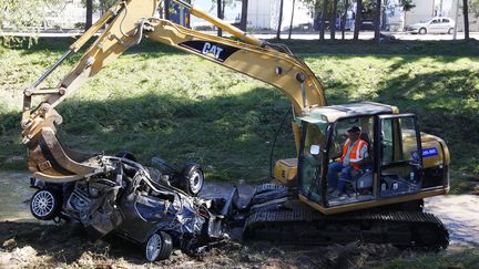 Une voiture ab&icirc;m&eacute;e est enlev&eacute;e apr&egrave;s les inondations &agrave; Cannes (Alpes-Maritimes), le 7 octobre 2015. (JEAN-CHRISTOPHE MAGNENET / AFP)