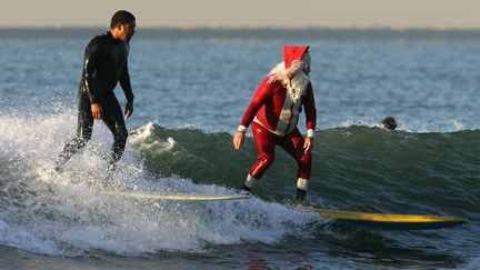 Le père Noël prend la vague, à Seal Beach en Californie. (ROBYN BECK / AFP)