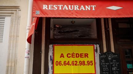 Un restaurant ferme définitivement fermé à cause de la crise du Covid-19 à Paris. (THOMAS PADILLA / MAXPPP)