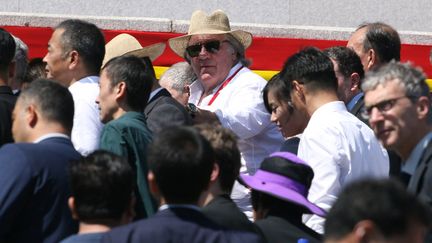 L'acteur Gérard Depardieu assiste à la parade militaire à Pyongyang (Corée du Nord), le 9 septembre 2018. (SEBASTIEN BERGER / AFP)