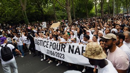 Une banderole "justice pour Nahel", lors de la marche blanche en hommage à l'adolescent tué par un policier, à Nanterre (Hauts-de-Seine), le 29 juin 2023. (REMI BREMOND / HANS LUCAS / AFP)