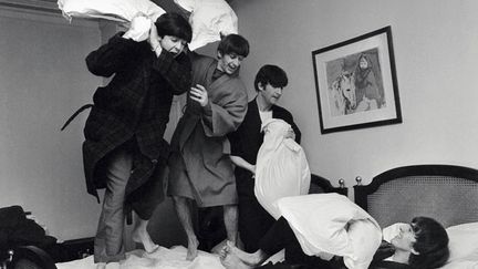 &nbsp; (Dans leur chambre d'hôtel du George V, à Paris, les Beatles se livrent à une bataille d'oreillers dont l'image fera ensuite le tour du monde © maxppp)