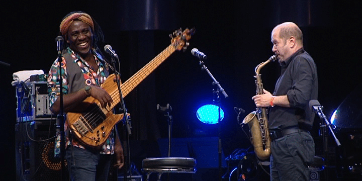 Richard Bona et Steffano di Battista sur la scène de Jazz à Juan
 (France 3 Culturebox)