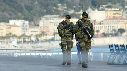 Des militaires français sur la promenade des Anglais à Nice (Alpes-Maritimes), le 22 mars 2017. (YANN COATSALIOU / AFP)