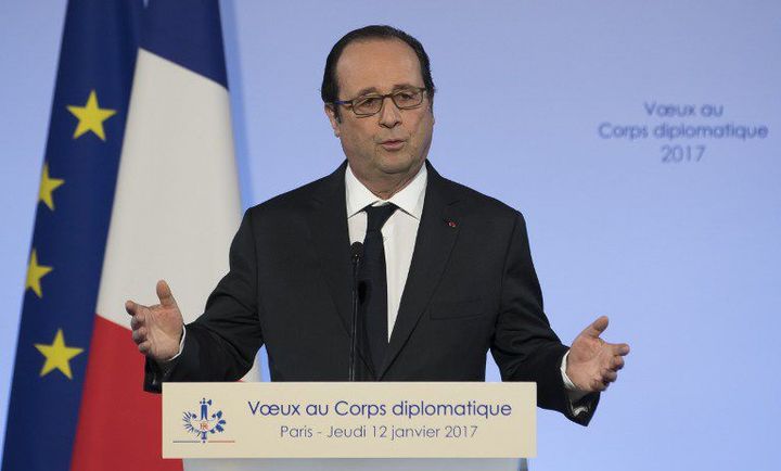 François Hollande s'est dit «lucide» concernant la conférence sur la paix au Proche-Orient, soulignant que seules des négociations bilatérales pouvaient déboucher sur une solution au conflit israélo-palestinien. Il s'exprimait lors de ses voeux au corps diplimatique. (IAN LANGSDON / EPA / AFP)