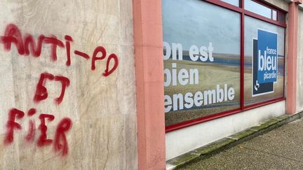 La façade de France Bleu Picardie taguée par des inscriptions homophobes dans la nuit de samedi 20 à dimanche 21 novembre 2021. (BASTIEN ROQUES / RADIO FRANCE)