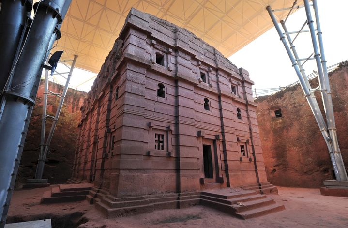 L'un des toits installés pour protéger certaines églises de Lalibela, ici Bet Amanuel 
 (CARL DE SOUZA / AFP)