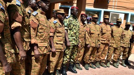 Des officiers supérieurs burkinabé posent aux côtés du lieutenant-colonel Isaac Yacouba, ex N°2 de la garde présidentielle, au quartier général de l'armée à Ouagadougou, le 1er novembre 2014. (Photo AFP/Issoufou Sanogo)