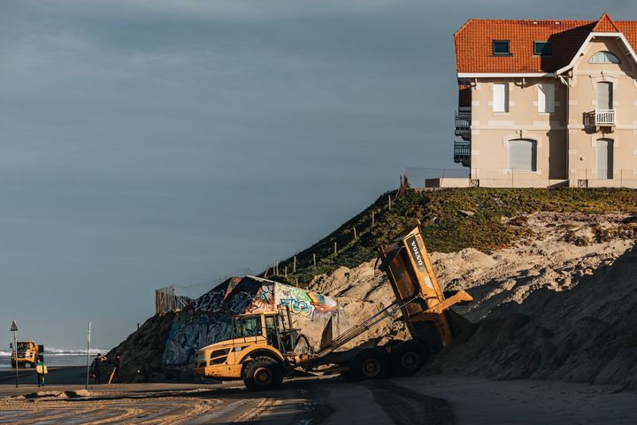 Un camion décharge sa cargaison de sable pour renforcer le pied de la dune, le 16 janvier 2021 à Biscarrosse (Landes). (PIERRE MOREL / FRANCEINFO)