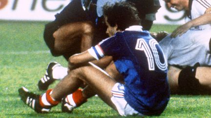 Michel Platini, d&eacute;pit&eacute; apr&egrave;s la d&eacute;faite de l'&eacute;quipe de France contre la RFA aux tirs au but, en demi-finale de la Coupe du monde, le 8 juillet 1982 &agrave; S&eacute;ville (Espagne).&nbsp; ( AFP )