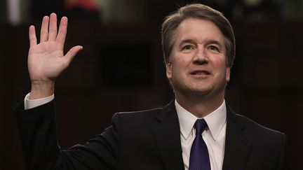 Le conservateur Brett Kavanaugh, 53 ans,&nbsp;prête serment au début de son audition de confirmation pour être nommé à la Cour suprême américaine, à Washington, le 4 septembre 2018. (DREW ANGERER / GETTY IMAGES NORTH AMERICA)