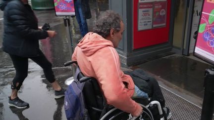 De nombreux lieux publics ne sont toujours pas accessibles aux personnes à mobilité réduite. Pour le 13 Heures, un militant APF France Handicap a fait le test, jeudi 26 septembre. (France 2)