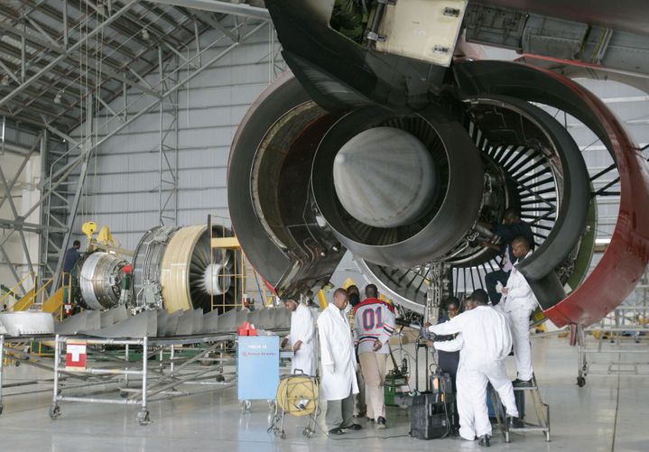 Des ingénieurs de la compagnie kenya Airways dans un hangar de maintenance à Naïrobi (PHOTO Reuters/ANTONY Njuguna)