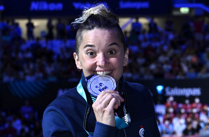 Mélanie Hénique, médaillée d'argent sur 50 m papillon, le 24 juin 2022, à Budapest. (ATTILA KISBENEDEK / AFP)