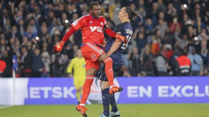 Steve Mandanda et Zlatan Ibrahimovic en Ligue 1, le 4 octobre 2015 au Parc des Princes  (STEPHANE ALLAMAN / STEPHANE ALLAMAN)