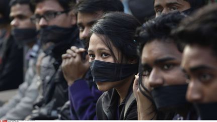 Des &eacute;tudiantes indiennes manifestent en silence, b&acirc;illonn&eacute;es en hommage &agrave; la jeune fille de 23 ans morte apr&egrave;s avoir &eacute;t&eacute; viol&eacute;e et battue dans un bus - samedi 29 d&eacute;cembre 2012 &agrave;&nbsp;Gauhati (Inde)&nbsp; (ANUPAM NATH /AP / SIPA )