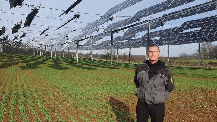 Sylvain Raison, agriculteur à Amance (Haute-Saône), a fait installer avec l'entreprise TSE des panneaux photovoltaïques au dessus de sa parcelle agricole. (BORIS HALLIER / RADIO FRANCE)