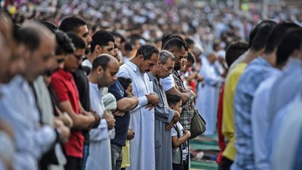 Les musulmans égyptiens à la prière de l'Aïd el-Fitr, marquant la fin du mois de jeûne sacré du ramadan, dans la mosquée historique Amr Ibn al-Aas du Vieux Caire, le 5 juin 2019. (MOHAMED EL-SHAHED / AFP)