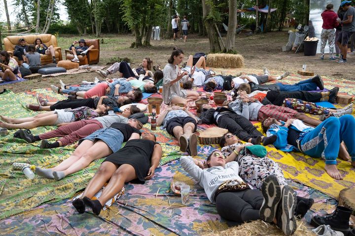 Un "bain sonore" avec Mado Lenako, lors de la première édition du festival Amapola en 2021, dans le bois de Gazeran.&nbsp; (Samuel Flambard & Matthieu Alinot)