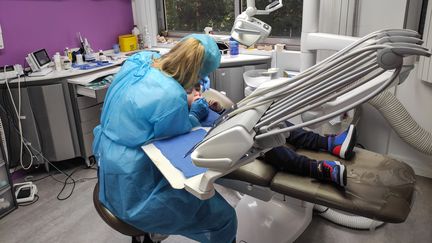 Un garçon de quatre ans sur la chaise d'une dentiste, France, 2022. (RICCARDO MILANI / HANS LUCAS)