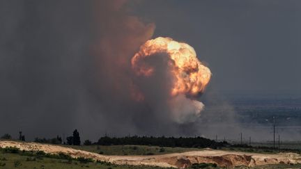 Une explosion dans le district de Kirov, en Crimée, le 19 juillet 2023. (VIKTOR KOROTAYEV / KOMMERSANT PHOTO / AFP)