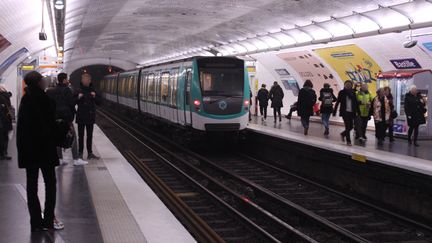 Un métro de la RATP quitte la station Bastille, le 26 janvier 2020. (FRANCEINFO / RADIOFRANCE)