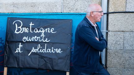 Jean-Yves Rolland, le maire de Callac, lors d'une manifestation pour le projet d'accueil des réfugiés, en septembre 2022. (MATHIEU PATTIER / MAXPPP)