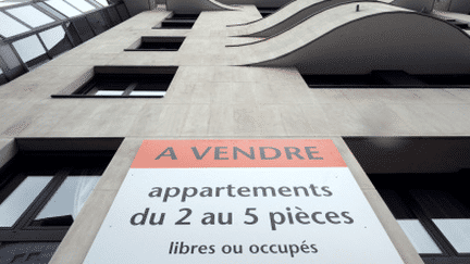 Une pancarte "A vendre" sur un immeuble parisinen. (AFP)