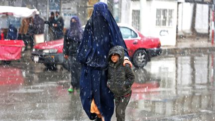 Une femme et un enfant à Kaboul, en Afghanistan, le 29 décembre 2022. (- / AFP)