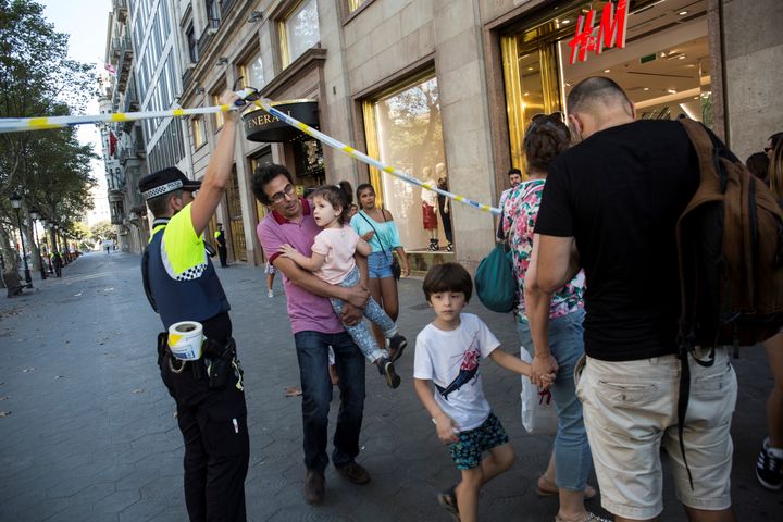 Les policiers évacuent les passants de la zone de La Rambla, à Barcelone (Espagne), jeudi 17 août 2017. (REUTERS)