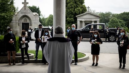 Des funérailles organisées durant la pandémie de Covid-19, le 5 juin 2020 dans le cimetière de Saint John, dans le Queens, à New York (Etats-Unis). (JOHANNES EISELE / AFP)